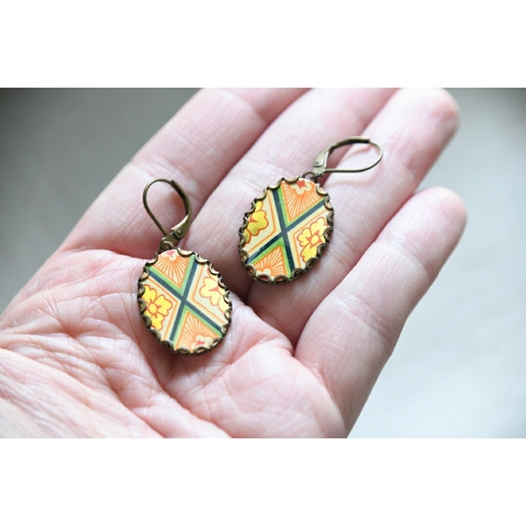 Vintage Gold Tin Earrings - Picture 2 of 3